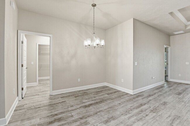 Building Photo - Villas of West 3Bed/2Bath End Unit