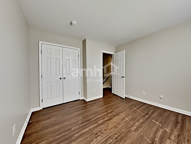 Building Photo - 113 Barrington Dr