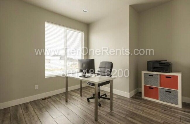 Building Photo - NO DEPOSIT option available for qualified ...