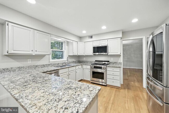 Building Photo - 10198 Cedar Pond Dr