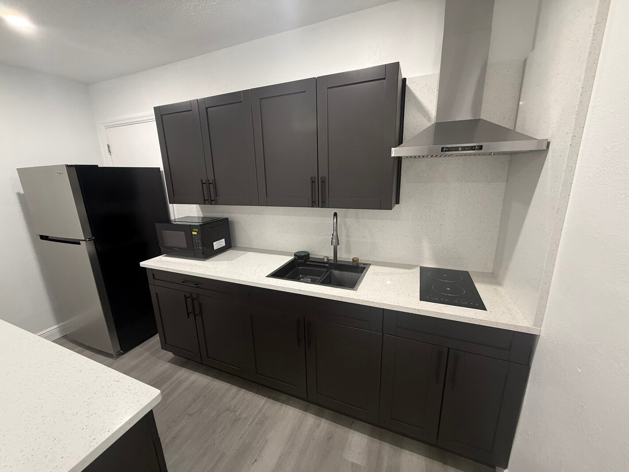 Building Photo - 2331 Glenridge Dr