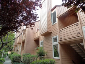Building Photo - 3 bed/2 bath Upstairs condo! Hardwood floor, full kitchen, washer/dryer