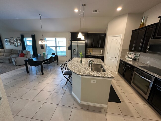 Building Photo - 909 Hartman Dr