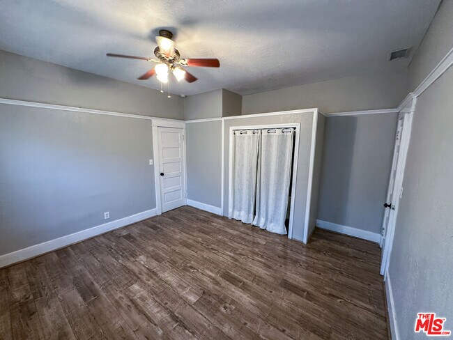 Building Photo - 1554 W 46th St