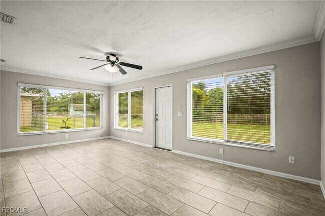 Building Photo - 2210 Parkview Dr