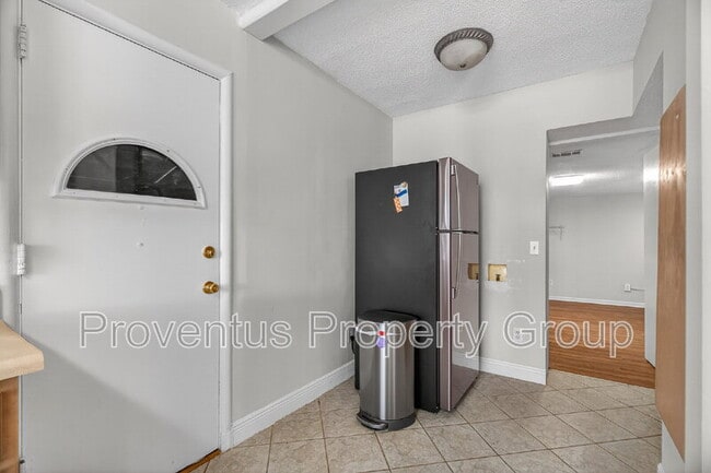 Building Photo - 8 Manor Dr