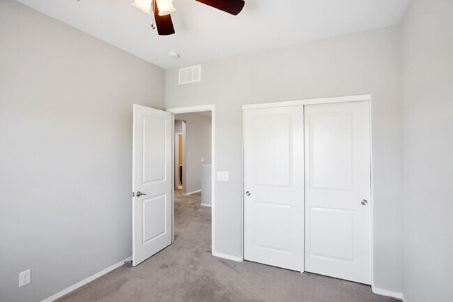Building Photo - 4 Bed, Beauty With First Floor Bed And Full Bath