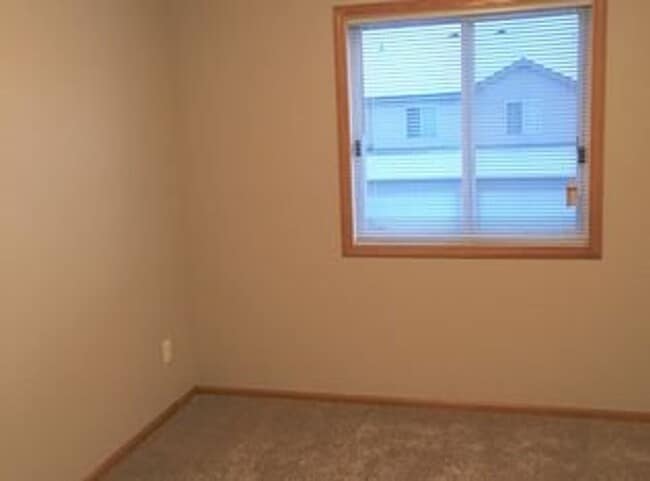 Building Photo - 2 Bed + Loft/1.5 Bath Townhouse- Great Location! Available August 1st!