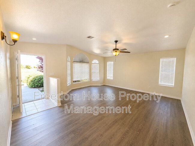 Building Photo - 3066 E Mount Charleston Dr