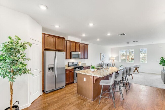 Building Photo - Spacious 3-Story Home in Rancho Cordova