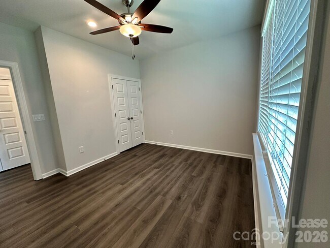 Building Photo - 1139 Overlake Dr