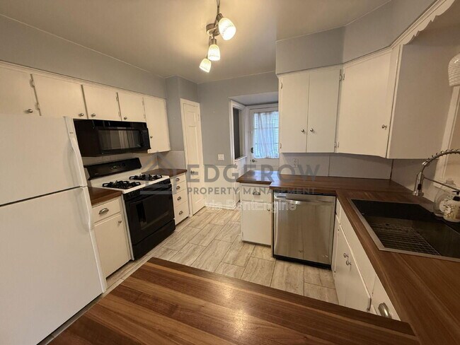 Building Photo - 844 Reynard St SE