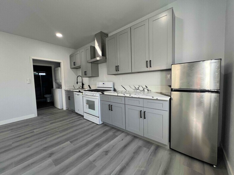 Primary Photo - 8901 Blackheath Cir