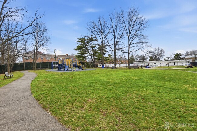 Building Photo - 160 Evergreen Rd