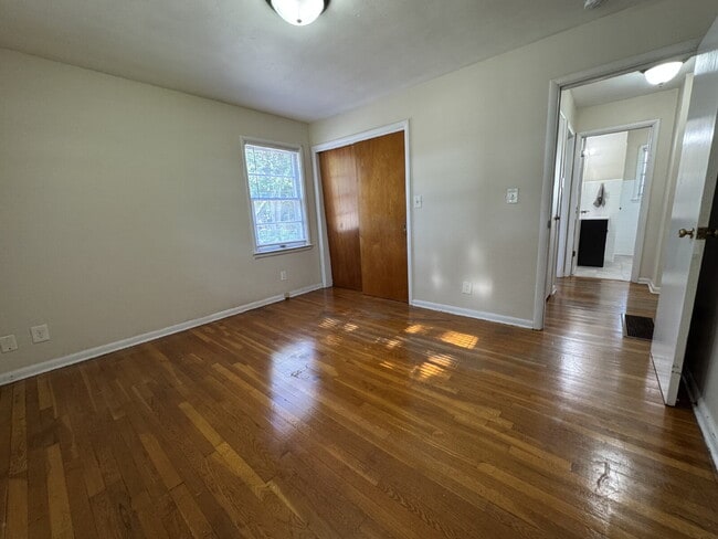 Building Photo - SPACE, CHARM & FLEXIBILITY — ALL IN ONE 3 BED, 1 BATH HOME!