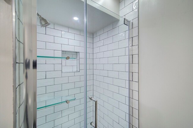Building Photo - 2Bd/1.75Ba Kirkland Townhouse