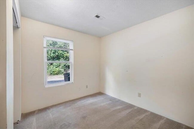 Building Photo - 4 Bed/2.5 Bath Townhome Near VT