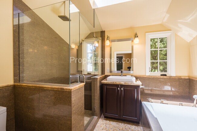 Building Photo - Riverfront Perfection with this Charming 3 Bedroom Lake Oswego Home!