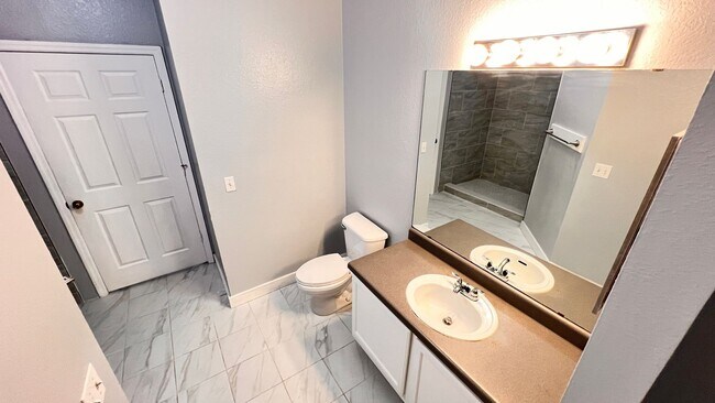 Building Photo - Two Bedroom in Metrowest AVAILABLE NOW!