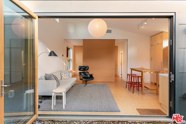 Building Photo - 5676 Hub St