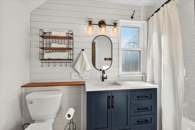 Building Photo - 1420 Bredell Ave