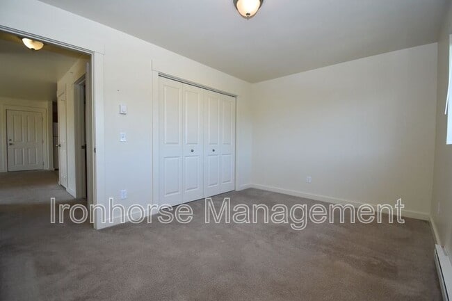 Building Photo - 807 W Villard St