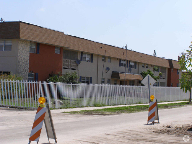 Building Photo - Parkway House Apartments