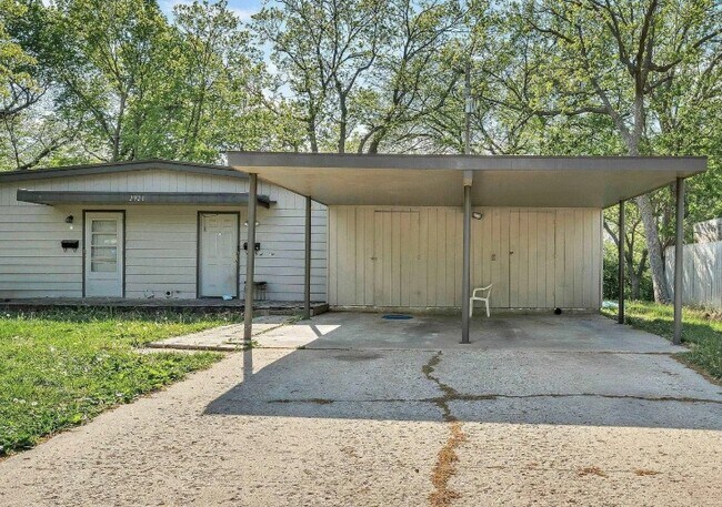 Building Photo - 2921 SW Atwood Ave