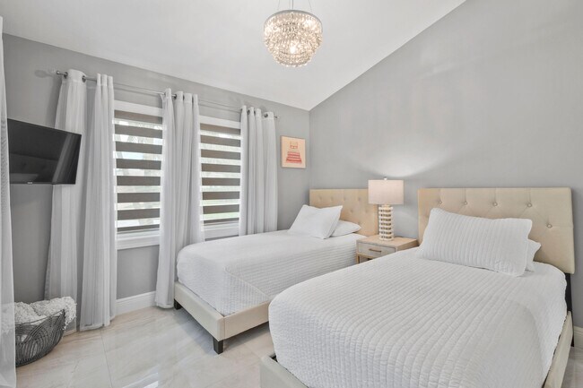 Building Photo - 7101 W Lake Dr