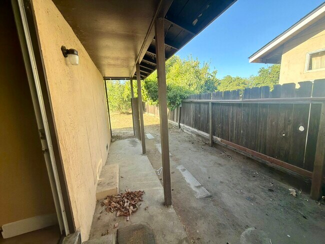 Building Photo - 4683 E Thomas Ave