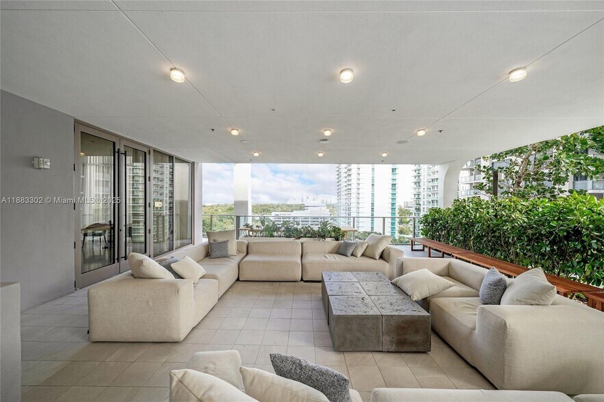 Building Photo - 2655 S Bayshore Dr