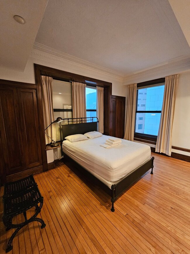 Building Photo - Fully Furnished Public Square Apartment!!!