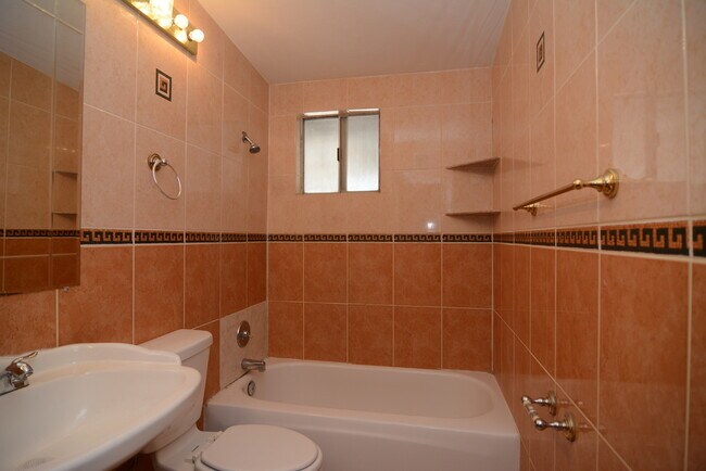 Building Photo - Charming 4 Bedroom 2 Bedroom! Great South ...