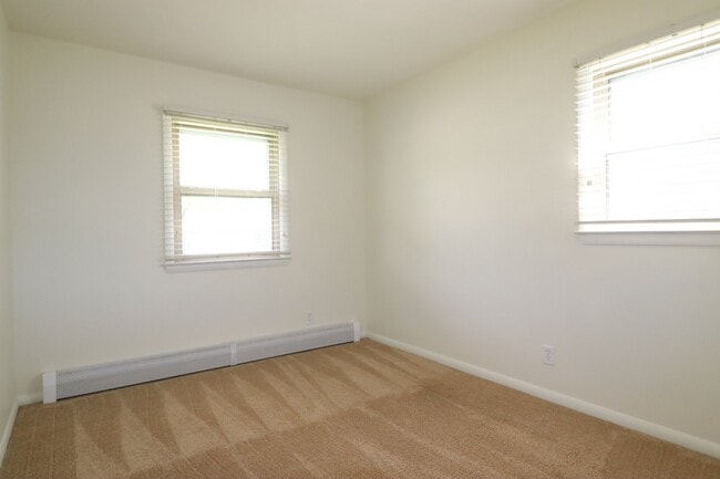 Building Photo - Charming 3 Bedroom Neenah Home with fenced yard