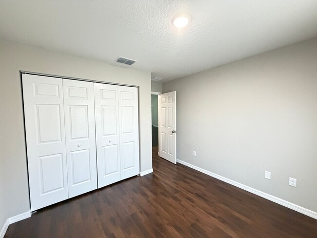 Building Photo - Spacious 3BR Home in Ocala | No HOA + Pet Friendly