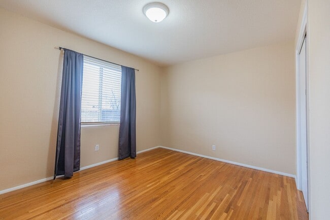 Building Photo - Bright & Inviting 3 Bed 1 Bath Home - Featuring Large Backyard!