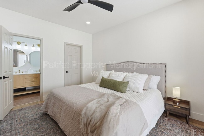 Building Photo - 9708 E Vía Linda