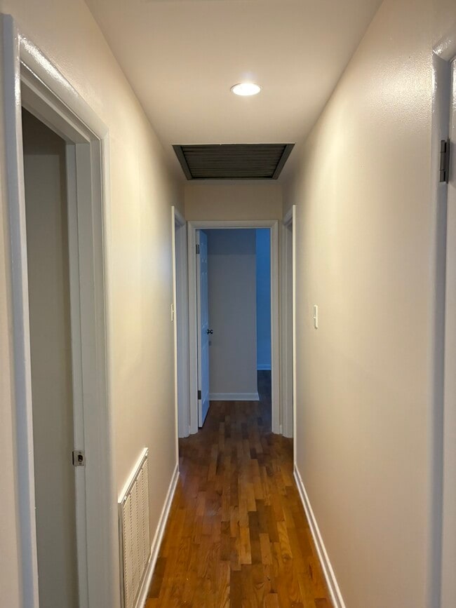 Building Photo - 510 Dickson St