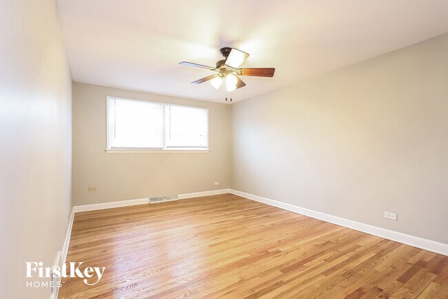 Building Photo - 1018 E 161st Pl