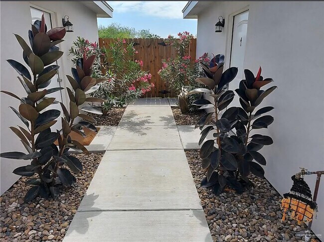 Building Photo - 18 Las Vistas Ln