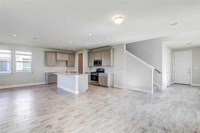 Building Photo - 113 Riverhill Dr