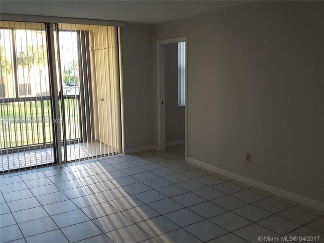 Building Photo - 14601 N Kendall Dr