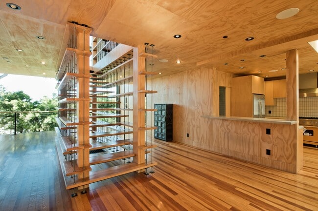 Building Photo - 2460 Beverley Ave