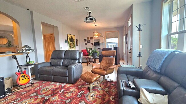 Building Photo - "Spacious 4-Bedroom Townhouse Retreat in Apple Valley - Modern Living with Ample Space!"