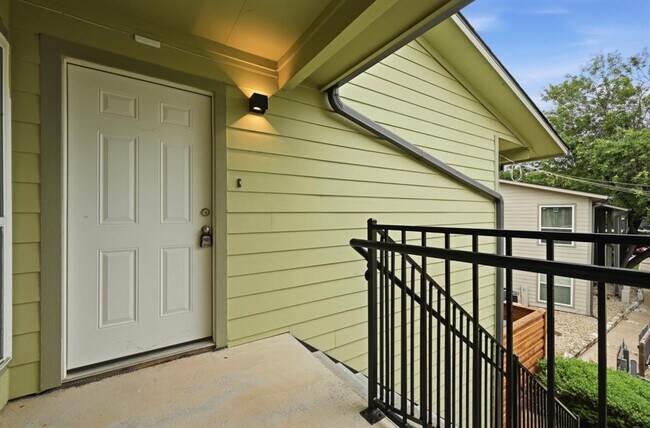 Building Photo - 2124 Burton Dr