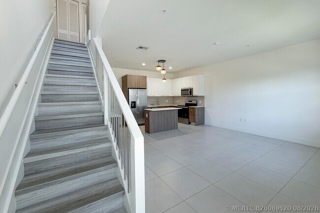 Building Photo - 405 NE 35th Ct