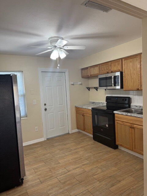 Building Photo - Spacious 2 Bedroom