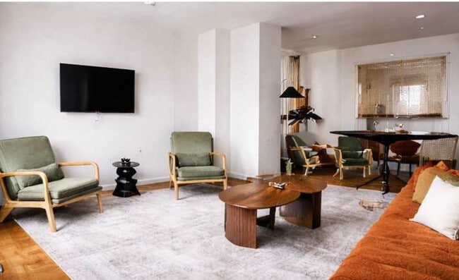 Building Photo - 350 W 43rd St