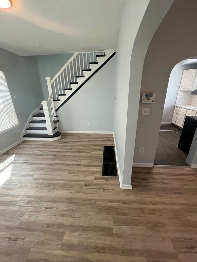 Building Photo - Three Bedroom House on Wyoming!