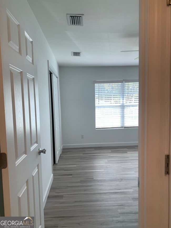 Building Photo - 695 Douglas Dr